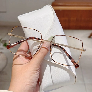 Lunettes carrées en écaille avec branches en métal doré et étui en cuir blanc