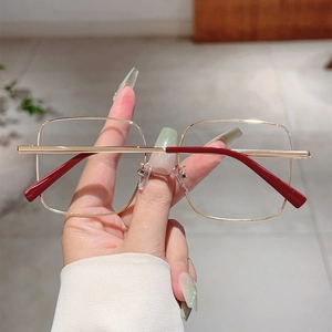 Détails de montures de lunettes carrées en métal doré avec branches contrastées