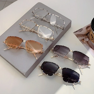 Y2K randlose Sonnenbrille mit Strasssteinen und Metallnieten in fünf verschiedenen Farben