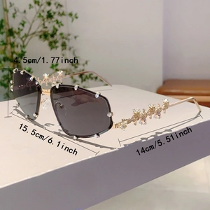 Detaillierte Maße der Y2K-Strass-Nietensonnenbrille mit goldfarbenem Rahmengrößen-Guide