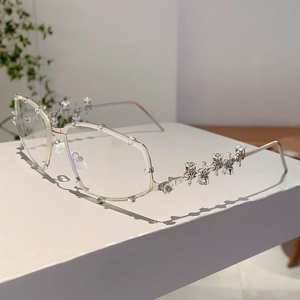 Detailaufnahme des silbernen Metallgestells mit luxuriösen Strasssteinen und Nieten