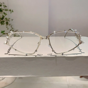 Nahaufnahme der Y2K-Brille in Silber mit Strassbesatz und funkelnden Rahmendetails