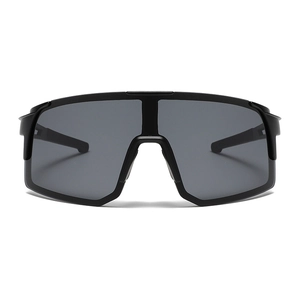 Outdoor-Sport-Radbrille mit umlaufendem Shield-Rahmen und dunkel getönten Gläsern