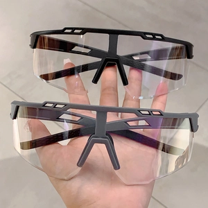Détails des lunettes de cyclisme photochromiques à large monture en noir et taupe