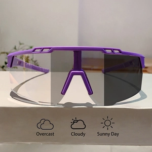 Détail de lunettes de cyclisme photochromiques montrant le changement de teinte du verre