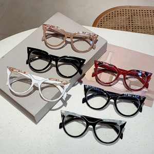 Cat-Eye-Blaulichtfilter-Brille mit bunten Marmor-Texturen und Metallnieten-Details