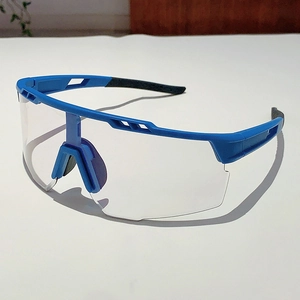 Vue détaillée des lunettes de cyclisme photochromiques avec monture bleue et aérations