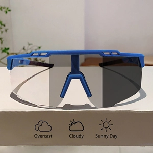 Détail des lunettes de sport photochromiques bleues montrant le changement de teinte