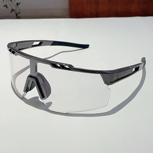 Détail latéral des lunettes de cyclisme avec monture ventilée noire et verres clairs