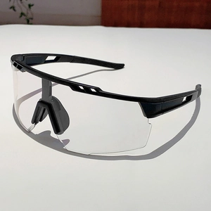 Vue détaillée des lunettes de cyclisme sport avec monture noire et grand écran transparent