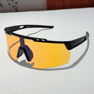 Vue détaillée des lunettes de cyclisme avec verre orange panoramique et monture noire