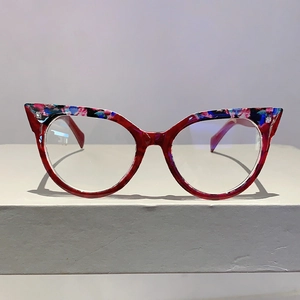Cat-Eye Blaulichtfilter Brille in Transparentrot mit geblümten Bügeln in der Nahaufnahme