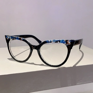 Detailansicht der Cat-Eye-Brille mit schwarz-blau marmoriertem Rahmen-Design