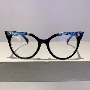 Detailaufnahme der Cat-Eye Brille mit Marmormuster auf grauem Podest aus Stein