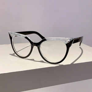 Detail der Katzenaugen-Brille mit modischem schwarz-weißem Marmor-Patchwork-Design
