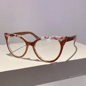 Detailansicht der Cat-Eye-Brille mit rot-weißem Marmormuster auf braunem Rahmen
