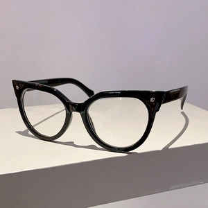 Nahaufnahme der Katzenaugen-Fassung mit silbernen Nieten auf minimalistischem Display