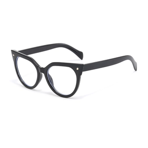 Moderne Cat-Eye Brille in Schwarz mit Blaulichtfilter, Metallnieten und klaren Gläsern