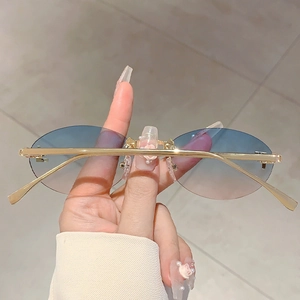 Dettaglio occhiali da sole senza montatura sfumati blu-rosa con cristalli lettera F