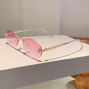 Dettaglio occhiali senza montatura sfumati rosa con logo F di diamanti e oro