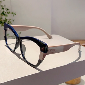 Detail of cat-eye anti-blue light glasses showing the bicolor blue and pink frame design