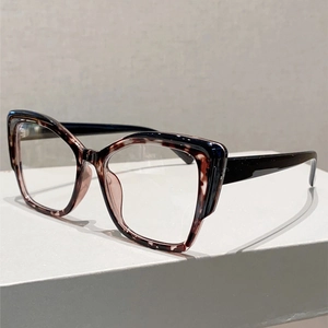 Vue détaillée de lunettes yeux de chat élégantes avec motif écaille et branches noires
