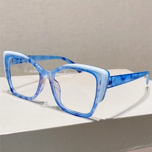 Vue détaillée de lunettes œil-de-chat avec texture marbrée bleue sur un socle