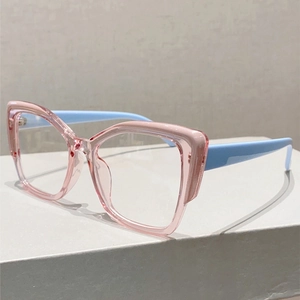 Détail de lunettes œil de chat transparentes roses avec branches élégantes bleu clair