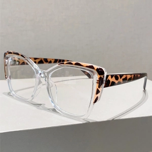Gros plan de lunettes œil-de-chat montrant le motif écailles et le cadre clair