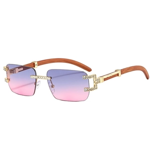 Details einer randlosen Sonnenbrille mit Kristallakzenten und Bügeln in Holzoptik