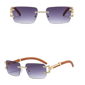 Detail einer randlosen eckigen Sonnenbrille mit lila Verlaufsglas und Holzbügeln