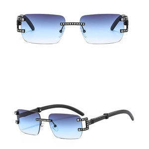 Detail einer randlosen quadratischen Sonnenbrille mit Strasssteinen und blauem Verlauf