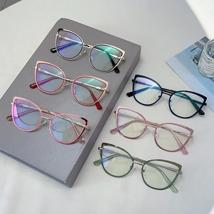 Eleganti occhiali cat-eye in metallo in sei vari colori su espositore minimalista