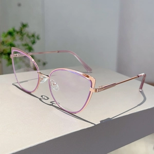 Dettaglio occhiali cat-eye in metallo oro rosa con accenti viola su un espositore