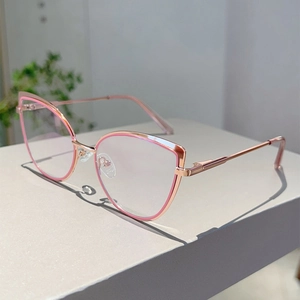 Dettaglio montatura gatto oro rosa con bordo rosa e naselli regolabili morbidi