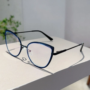 Dettaglio montatura occhiali cat-eye con bordo interno blu e sottili aste in metallo