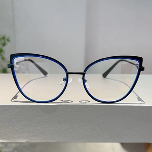 Dettaglio della montatura per occhiali cat-eye con linee blu e lenti trasparenti