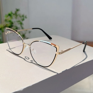 Dettaglio ravvicinato di occhiali cat-eye con eleganti finiture in oro e nero