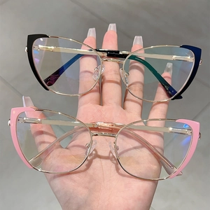 Detail of cat-eye frames with metal temples and adjustable nose pads for comfort