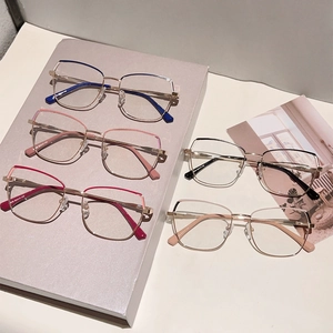 Chic polygonal metal glasses frames in multiple colors for a stylish cat-eye look