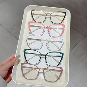 Lunettes anti-lumière bleue œil de chat rétro en noir, rose, blanc, vert et violet