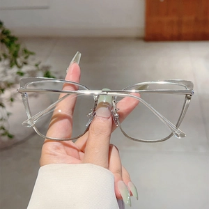 Détail de lunettes œil de chat vintage avec monture transparente et branches argentées