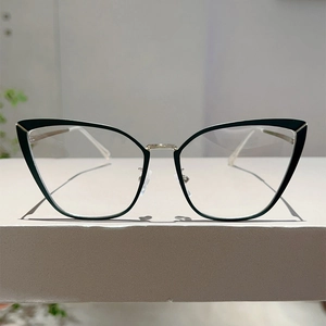 Détails de lunettes œil de chat anti-lumière bleue avec monture noire et branches argentées