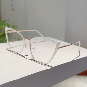 Gros plan de lunettes œil-de-chat avec monture blanche et branches en métal rose doré