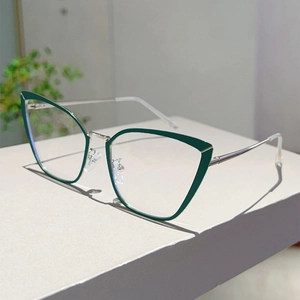 Détail de la monture oeil de chat vert foncé avec verres anti-lumière bleue en vitrine