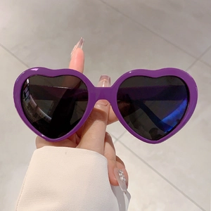 Lunettes de soleil tendance en forme de cœur violet avec verres foncés pour fêtes