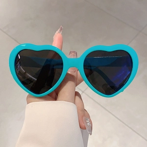 Lunettes de soleil tendance en forme de cœur bleu clair avec verres teintés pour femme