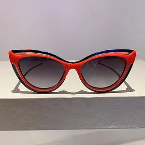 Chic cat eye sunglasses with dual-tone black and red frame and gradient grey lenses