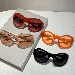 Retro-Oversize-Y2K-Sonnenbrille in vier Farben auf einer modernen strukturierten Plattform