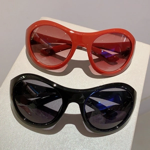 Detailansicht der markanten Y2K Oval-Sonnenbrille in glänzendem Rot und klassischem Schwarz
